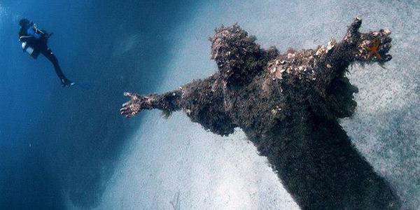 Статуя Христа в море